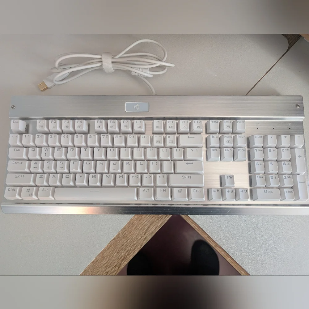 EagleTec WIRED MECHANICAL KEYBOARD Silver Metal W/ White Keycaps